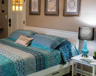 New Listing! Downtown Lancaster, unique and inviting, remodeled studio apartment - Lancaster - Bedroom