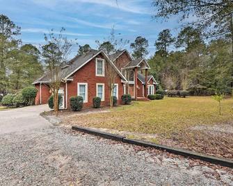 Spacious Statesboro House with Private Pool! - Statesboro - Building