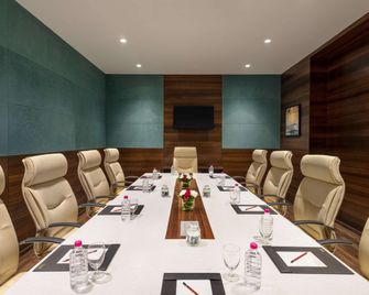 Ramada by Wyndham Gandhidham Shinay - Gāndhīdhām - Meeting room