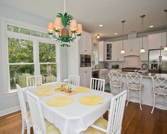 Blue Bungalow, Soundside House in Pine Knoll Shores in NC! - Pine Knoll Shores - Dining room