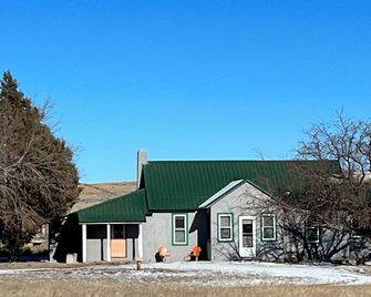 Take it easy at this unique and tranquil getaway. - Guernsey - Building