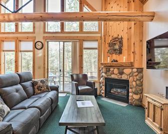 Chalet at Running Y Resort with Wraparound Deck! - Klamath Falls - Sala de estar