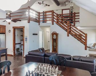 Peaceful Home Retreat, East of Charlotte, littleLake Retreat. Private Lake. - Marshville - Living room