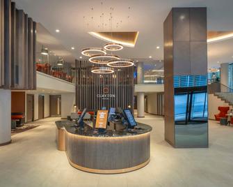 Clayton Hotel Cardiff Lane - Dublin - Front desk