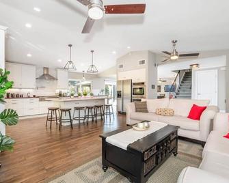6 beds Fully Remodeled Villa Heated Pool/Jacuzzi - San Diego - Living room