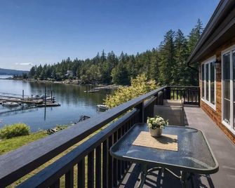 Waterfront 2 Bed 2 Bath Oasis Sleeps 6! - Halfmoon Bay - Balcony