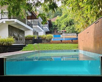 Athirapally Green Trees - Vettilappara - Piscina