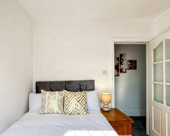 Stylish 5-Bed Home with Drive and Large Garden - 曼徹斯特 - 臥室