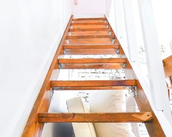 Artist Cove- Walk up Penthouse- Semi-Duplex- Sleep 3 Located In Center of LES - Nueva York - Escaleras