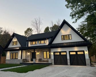 Modern farmhouse for the whole family walking distance to Lake Simcoe - Innisfil - Bina