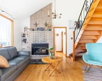 Weller's Cove Waterfront Cottage - Brighton - Living room