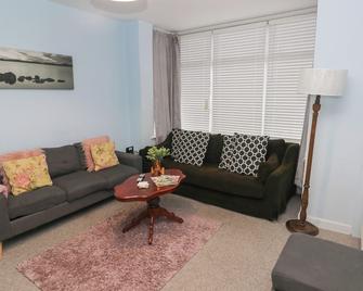 71 Great North Road - Milford Haven - Living room