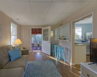 Mermaid Cottage - 3 Minute Walk To Beach - Very Charming & Clean! - Villas - Living room