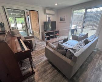 Lazy Point Waterman/Waterwomans Paradise, Private Bay Beach Community - Amagansett - Salon