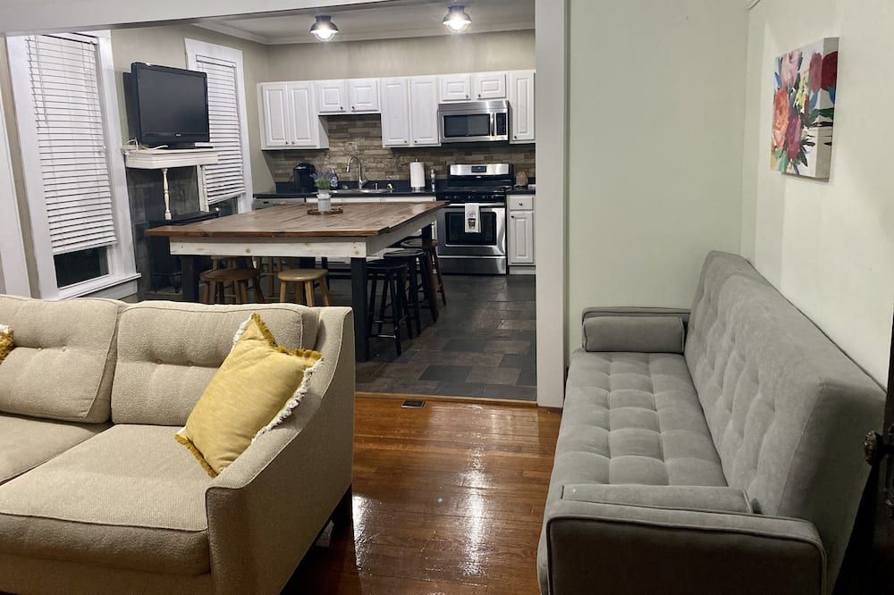 Lake Country House on City Square - Princeton - Sala de estar