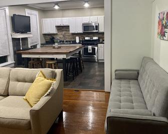 Lake Country House on City Square - Princeton - Sala de estar