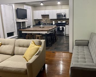 Lake Country House on City Square - Princeton - Sala de estar