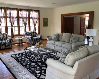 Book early for the summer. 7 night minimum - Westhampton - Living room