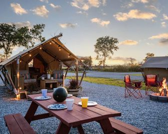 Roaring River Park's Scenic Outdoor Getaway - Cassville - Innenhof