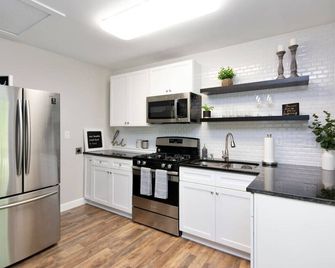 The White Little House Near Downtown Woodstock - Woodstock - Keuken