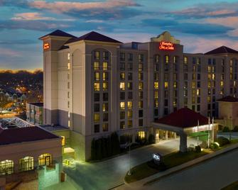 Hampton Inn & Suites Kansas City-Country Club Plaza - Kansas City - Building