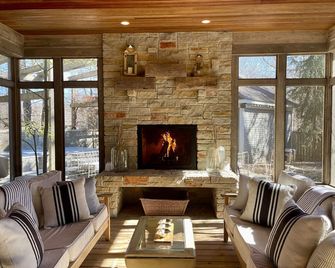 Stunning home w Assoc pool, private hot tub. Walk to lake, restaurants,brewery - Union Pier - Lounge