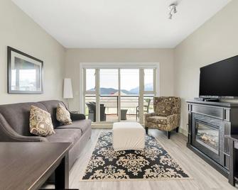 Lakefront Lux 2br Symphony Of Comfort Style For 12 - Harrison Hot Springs - Living room