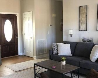 Close to Historic downtown Wake Forest and 20 min to Raleigh - Wake Forest - Living room