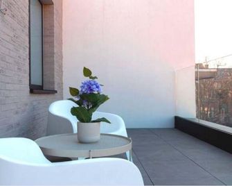 Spacious 3br 2/5 Ba Near Diamond District by Oneluxstay - Antwerpen - Parveke