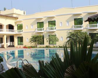 Hotel Sneha Clarks Inn Suites Nepalgunj - Nepalganj - Pool