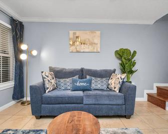 Stylish Chateau in heart of Houston's Upscale River Oaks - יוסטון - סלון