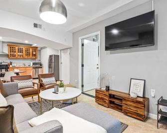 Ultra Modern & Stylish Ground-level Apartment - Atlanta - Living room
