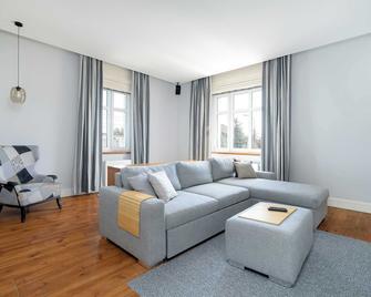 Bright Apartment Słupecka with Parking in Poznań by Noclegi Renters - Poznan - Living room