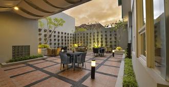 Whiz Hotel Malioboro Yogyakarta - Yogyakarta - Βεράντα