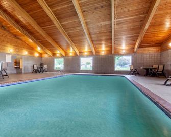 AmericInn by Wyndham Northfield - Northfield - Zwembad