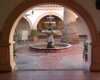 Hotel Mision Catavina - Santa Inés - Patio