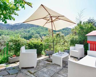 Surrounded by beautiful nature, in a quiet location, this spacious vacation home in Valpromano welco - Valdottavo - Patio