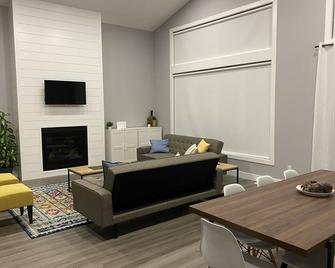 Brand new beautiful home with the best view outside of Waterton Park. UPPER fl. - Mountain View - Sala de estar