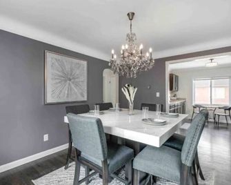 Spacious Upper 2BR | Sleeps 8 in Grosse Pointe - Grosse Pointe - Dining room