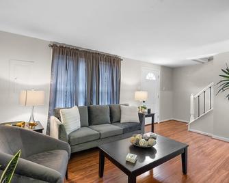 Newly Renovated Cozy 3 Bedroom 2 Bath Townhome Close to Commanders Stadium and 4 Metro Stations - Capitol Heights - Living room