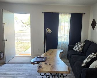Cute 2-bedroom house with AC in charming centrally located near park in Riverton - Riverton - Soggiorno