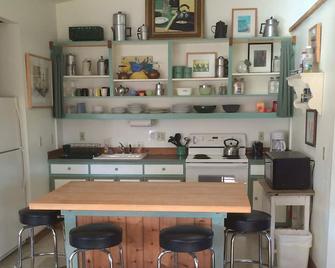 Family Friendly In Town Accommodations - Friday Harbor - Kitchen