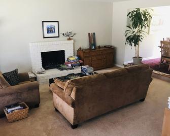 Share clean 4BR.3BA home in a Tranquil Vintage Hills neighborhood of Pleasanton - Pleasanton - Living room