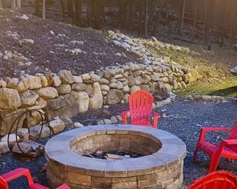 Cozy Fishing and Get-A-Way Cabin minutes from Lake George - Kattskill Bay - Patio
