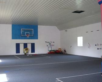 LL 1,700 Sq Ft 3 BR 2 Bath Suite on 4 Acres in Town with Gymnasium/Ball Diamond - Urbandale - Parking