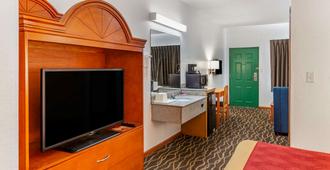 Econo Lodge Inn and Suites - Albany - Camera da letto