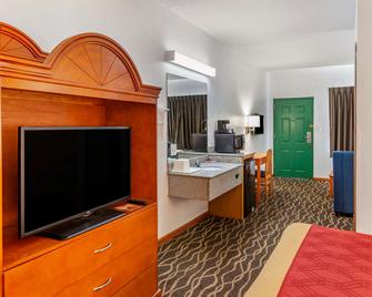 Econo Lodge Inn and Suites - Albany - Bedroom