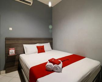 RedDoorz Plus Near Rs Harapan Kita - Jakarta