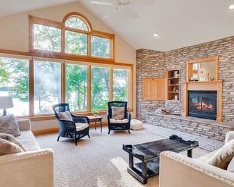 Beachfront Lake Home with new Jacuzzi hot tub, 15 min to Taylors Falls - Chisago City - Sala de estar