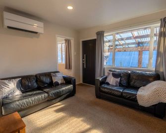 Modernised Mackenzie with central location. - Twizel - Living room